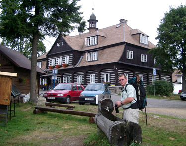 Unser jngster Weitwanderer Dirk vor dem Jagdschloss an der Nov Louka (Neuwiese) im Jizersk hory (Isergebirge)