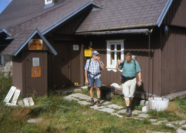 Klaus und Bernd vor Haus Nr. 8 in Jizerka (Klein - Iser), dem Hnojov dm (Misthaus). Hier wohnte der Weltenbummler Gustav Ginzel