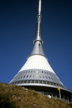 Au�enansicht des au�ergew�hnlichen Hotels auf dem Jeschken  Der Turm hat eine H�he von 90 m