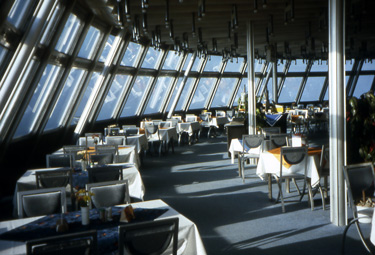 Innenansicht des Restaurants im Raumschiff Jeschken