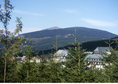 Unser Tagesziel der Ort Horni Mala Uppa (Ober Klein-Aupa) ist erreicht. Im Hintergrund erkennt man die Schneekoppe