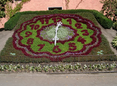 Die Sonnenuhr im Stadtpark von Zittau zeigt 12:30 Uhr