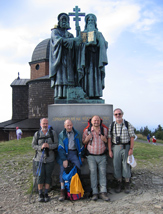 Gruppe vor dem Kyrill-Denkmal