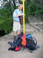 Felix trgt uns in das Gipfelbuch an der Sulower Burgruine ein