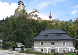 Aussenansicht der Arwa-Burg vom Ort Oravsky Podzamok