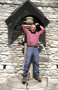 Eugen muss an den Pranger der Arwa Burg