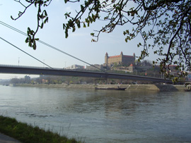Die novy most (Neue Brcke) von Bratislava mit der Bratislavaer Burg im Hintergrund