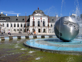 Der Grassalkovich-Palast - auch Presidenten-Palast -  am Randes der Altstadt von Bratislava (Preburg)