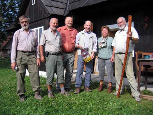 Vor Siegfried Haus in Borove: Klaus, Harald, Felix, Eugen, Tatjana, Siegfried