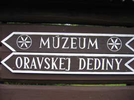 Hinweisschild zum Museumsdorf Oravskey dedeiny