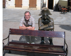 Unser Waf im Gesprch mit dem napoleonischen Soldaten auf dem Hauptplatz in Bratislava