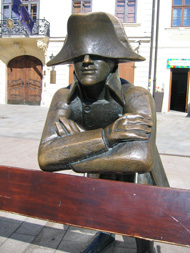  Ein napoleonischer Soldat lehnt an eine Parkbank auf dem Hauptplatz in Bratislava