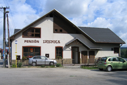 Penzion Irenka in dem kleinen Ort Strecno liegt direkt am Fluss Waag