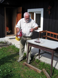 Siegfried bietet uns seinen selbstgemachten Heidelbeerwein an
