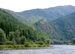 Die Stary hrad (Alte Burg) thront auf einem Felssporn ber dem Fluss Waag