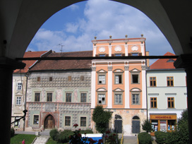 Vom Rathausbalkon blickt man auf den Meister Pavl Platz