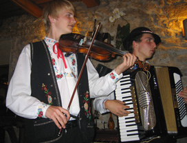 Eine slowakische Volksmusikgruppe in der Koliba in Vysne Ruzbachy (Oberrauschenbach)