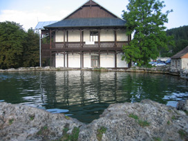 Der Kratersee in Vysne Ruzbachy (Oberrauschenbach) hat 23 Grad warmes Wasser