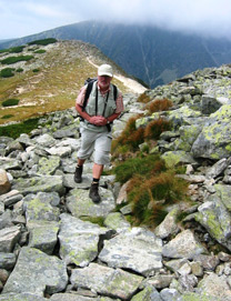 Unser Waf Wolfgang auf einem Steinplattenweg der Tatranska Magistrala