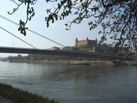 Brcke Novy Most in Bratislava. Im Hintergrund die Burg