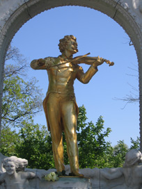 Im Stadtgarten steht das meistfotografierteste Denkmal Wiens: Johann Strau