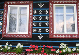 Die Fenster der Goralenhuser sehen wie nach einem Strickmuster gemalt aus