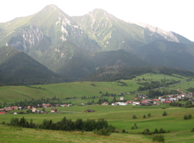 Ort Zdiar mit den 2 markanten Bergen der Belaer Tatra, der Havran 2.151 m und Zdiarska vidla 2.142 m
