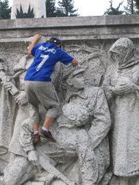 Junge Kletterknstler am Militrdenkmal Dukla  bei Svidnik