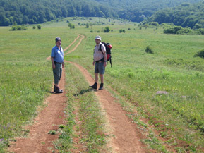 Harald und Felix warten auf den Rest der Wandergruppe