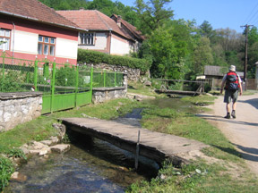 Durch den kleinen Ort Josvaf in Ungarn fliet die Baradla