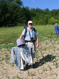 Unser Wanderfhrer Wolfgang Hand in Hand mit einer Vogelscheuche
