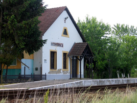 Der weit auerhalb des Dorfes liegende Bahnhof von Boldogkvralja