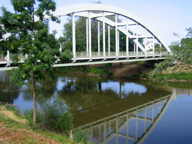 Der Fluss Hernad (slowakisch Hornad) beim Ort Gibart in Ungarn wird berquert