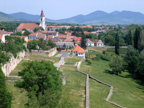 Blick vom Roten Turm auf Srospatak und dem Zempliner-Gebirge
