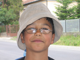 Ein Dorfjunge in Makkoshotyka lernt durch uns seine ersten Wrter in Deutsch