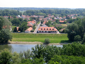 Blick vom Roten Turm auf den Fluss Bodrog und auf das Restaurant Vr in Srospatak