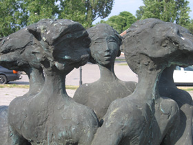 Tanzende Mdchen empfangen den Reisenden auf dem Bahnhofsvorplatz in Srospatak/Ungarn