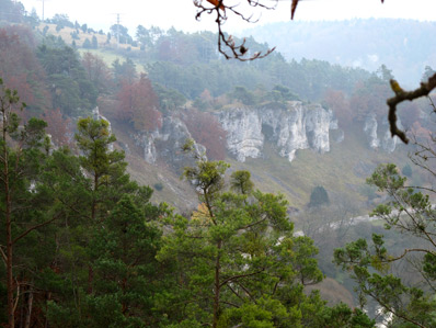 Das Fotomotiv im Altmhltal: Die Felsengruppe 12 Apostel beim Ort Elingen