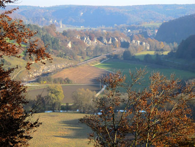 Der Weiler Hagenacker und die Felsen vor Dollnstein.