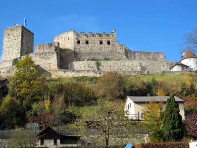 Die Burg Pappenheim im gleichnamigen Ort. Bekannt ist der Ort durch den Ausspruch Wallensteins: "Daran erkenn ich meine Pappenheimer