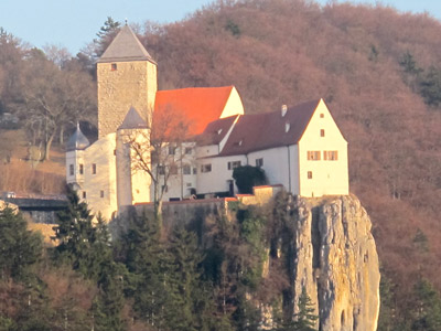 Burg  Prunn thront auf einem Kalkfelsen ber dem Altmhltal. Sie zhlt zu den schnsten Burganlagen Bayerns.