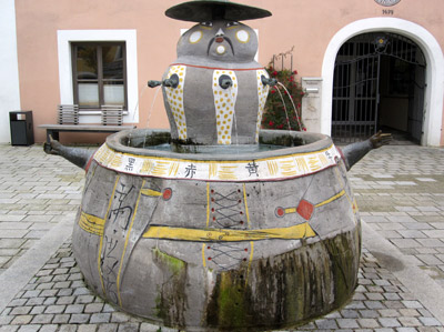 Der Chinesenbrunnen vor dem Rathaus von Dietfurt im Altmhltal