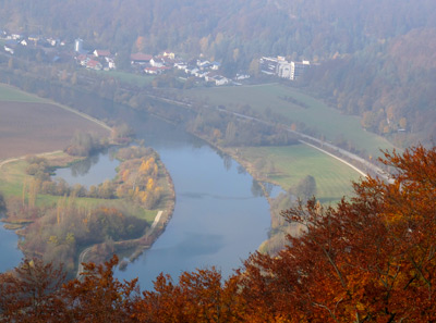 Vom Aussichtspunkt Falkenhorst  hat man diesen Blick auf Gundlfing im Altmhltal.