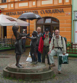 Gruppe am Brunnen in der Fussgngerzone von Sumperk