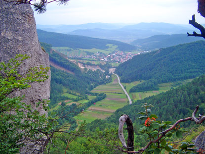 Von den Kalkfelsen Blick in Richtung Bytča (Grobitsch) im Waag-Tal.