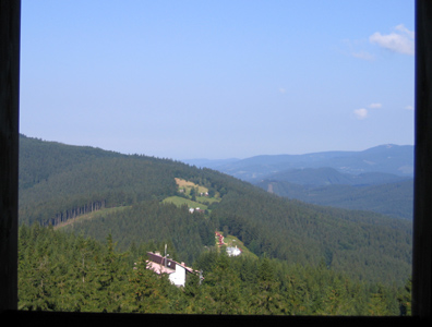 Blick vom  Aussichtsturm am Berg Čartak auf den Berggasthof Sůkeničk (noch in den tschechischen Beskiden)