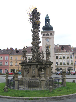 Pestsäule und Rathaus von Fulnek