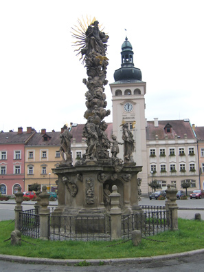 Pestsule und Rathaus von Fulnek