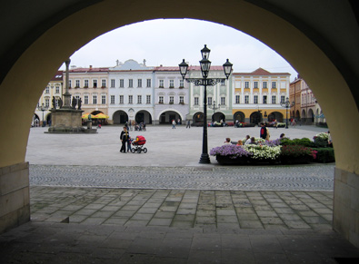 Der Marktplatz von von Nový Jičín (Neutitschein) ist mit Arkaden umgeben