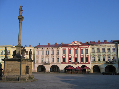 Markplatz mit der Pestsäule in Nový Jičín (Neutitschein). 